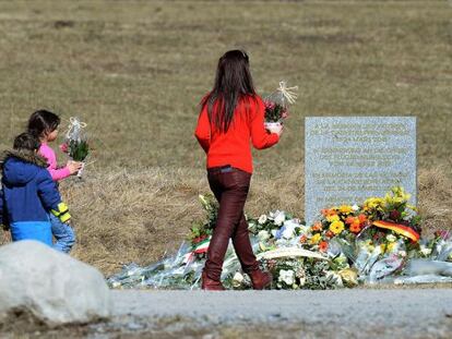 Una mujer y dos niñas llevan flores al memorial erigido por las víctimas del avión de Germanwings en Le Vernet, este viernes.