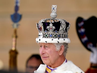 El rey Carlos III, este sábado en los jardines del palacio de Buckingham después de su ceremonia de coronación.