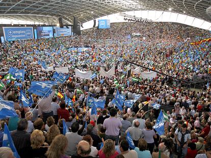Acto multitudinario del PP en el velódromo de Dos Hermanas (Sevilla), en 2009, con el entonces presidente del partido, Mariano Rajoy, y el líder de los populares andaluces, Javier Arenas.