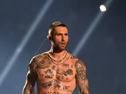 El cantante de Maroon 5, Adam Levine, durante el descanso del partido de la Super Bowl.