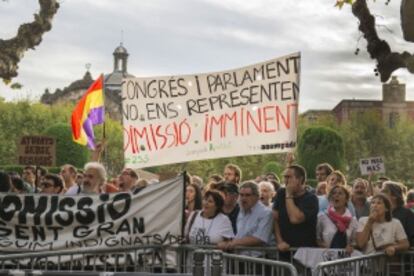 Centenares de personas han protestado a la puerta del Parlament durante el debate de política general.