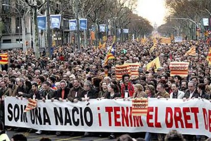 Una de las cabeceras ayer de la manifestación, en la Gran Vía de les Corts Catalanes en Barcelona.
