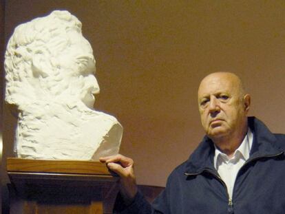 Xosé Luís Méndez Ferrín apoiado nun busto de Curros Enríquez, o pasado martes na Academia.