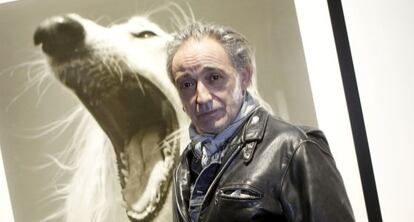 Alberto García-Alix, junto a una de sus fotos de la exposición 'Patria querida'.