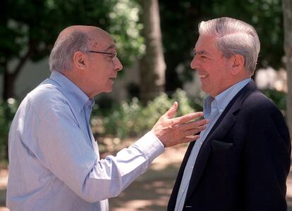 El premio Nobel de Literatura charla con el escritor Mario Vargas Llosa en la Feria del Libro de Madrid, en 2002.