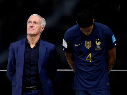 Didier Deschamps junto a Varane tras la final del Mundial.