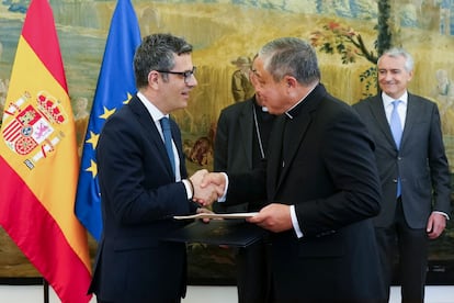 El ministro de la Presidencia, Félix Bolaños, intercambia documentos con el nuncio en España, Bernardito Auza, durante un encuentro celebrado este miércoles en Madrid.