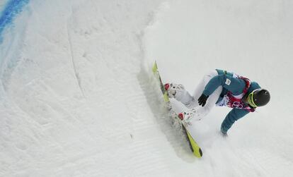 El australiano Torah Bright compite durante la prueba de snowboard.