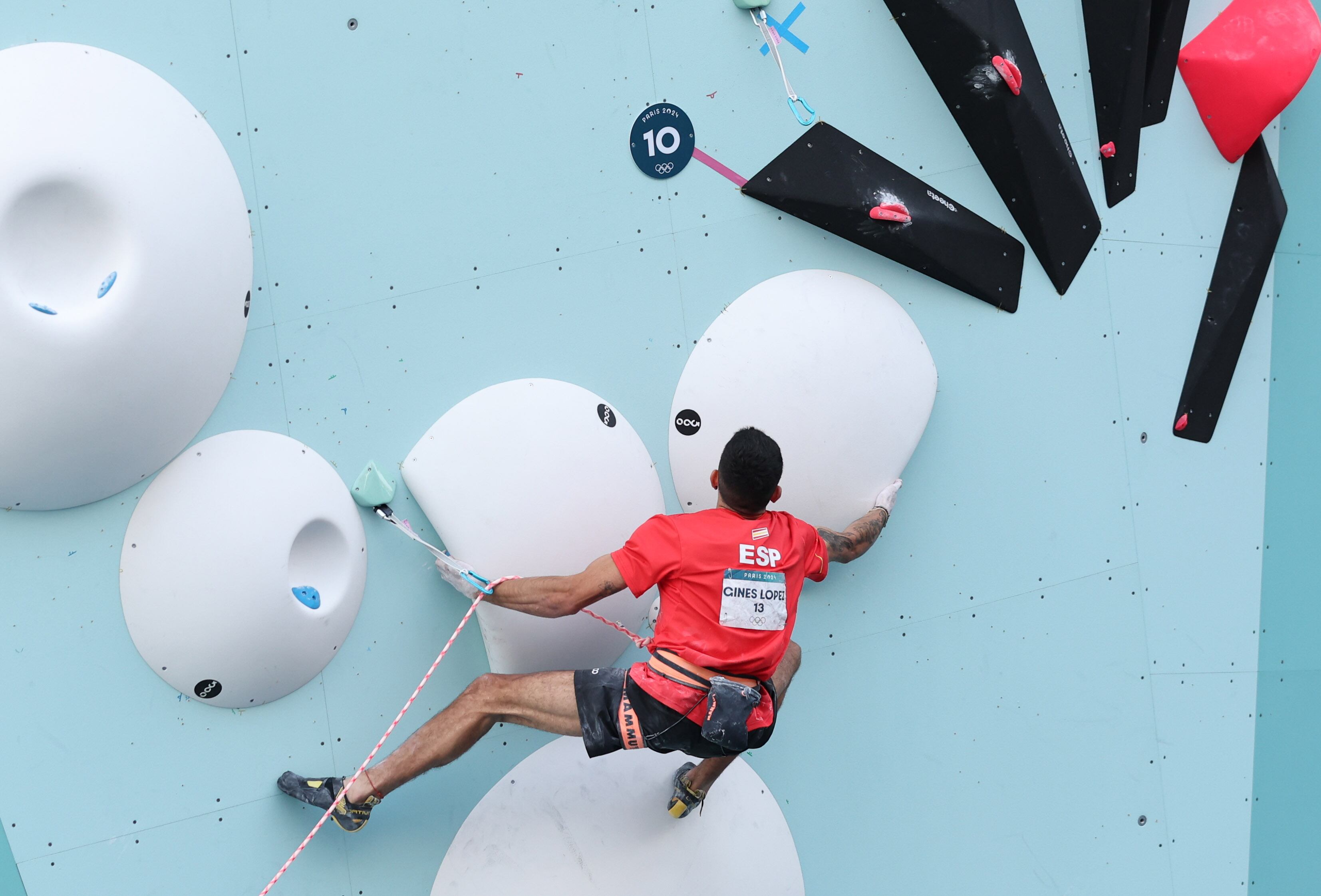 Alberto Ginés, oro en Tokio, es el mejor en la cuerda y se clasifica para la final de escalada 