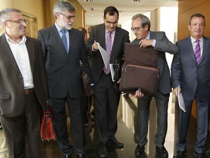 Los miembros de la comisión de expertos sobre financiación autonómica, ayer, en las Cortes Valencianas.