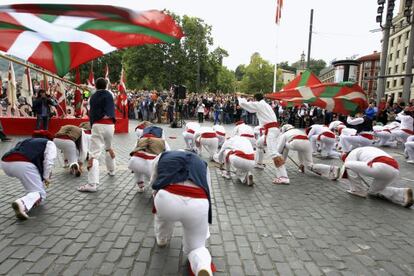 Un momento del homenaje a la ikurriña organizado por el PNV con motivo de la conmemoración del 120 aniversario de su primera izada en la sociedad "Euskeldun Batzkija".