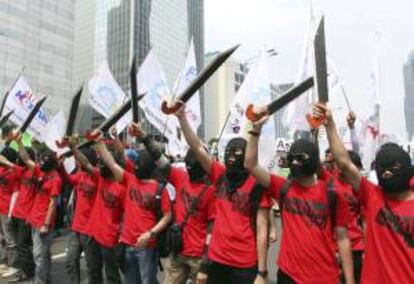 Trabajadores indonesios marchan hacia el Palacio Presidencial durante la celebracin del Da Internacional del Trabajo en Yakarta, Indonesia.