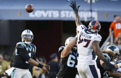 El mariscal de campo Cam Newton de los Panthers de Carolina manda un pase a Malik Jackson de los Broncos de Denver.