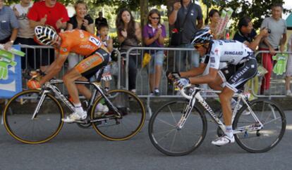 Samuel Sánchez y Alberto Contador ruedan juntos durante la etapa de ayer.