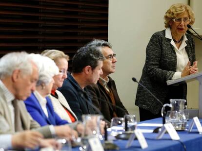 La alcaldesa Manuela Carmena con los miembros del Comisionado de la Memoria de Madrid. 