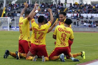 Los jugadores de Monarcas en un partido de liga.