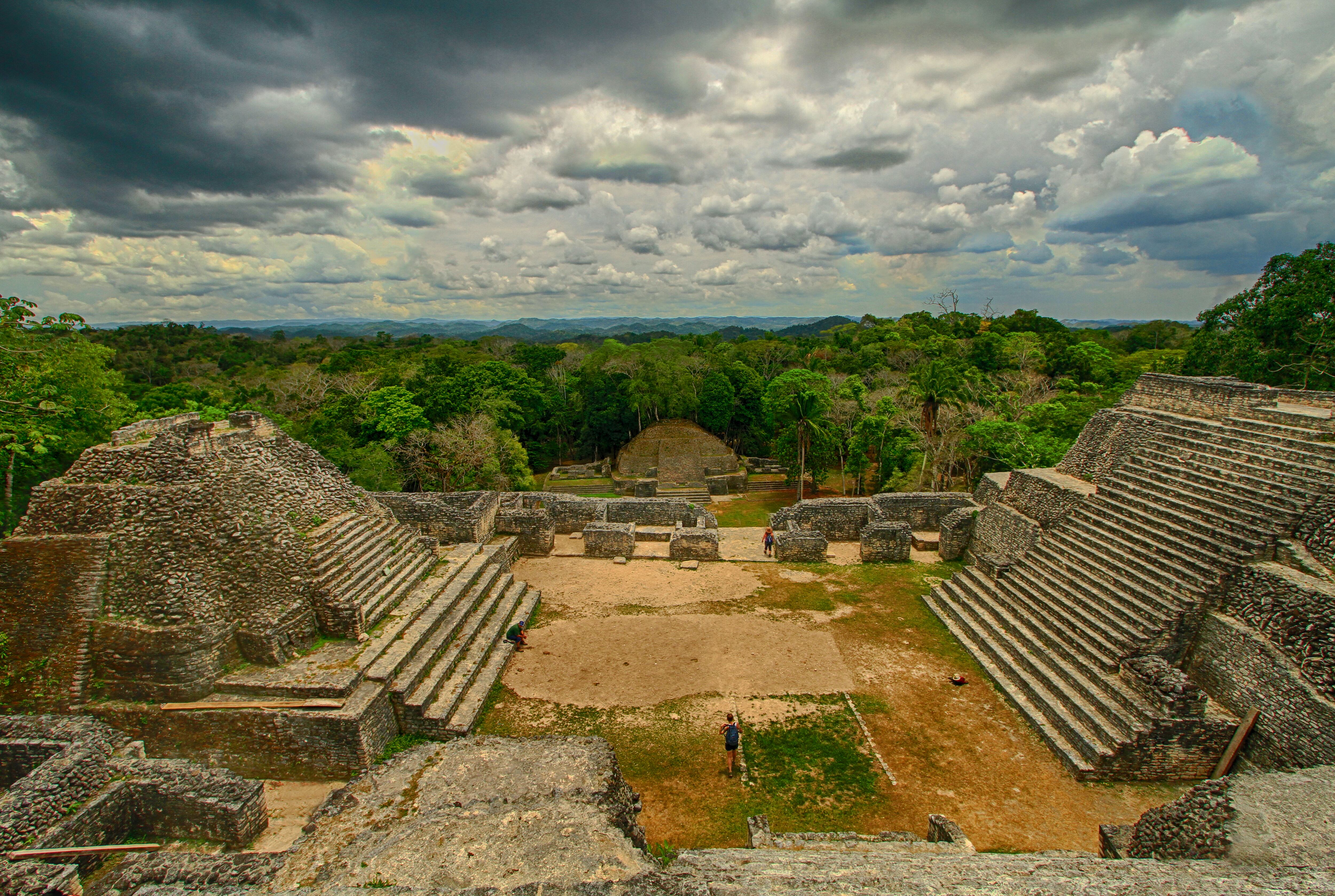 Ruinas del templo maya en el yacimiento de Caracol, en Belice.