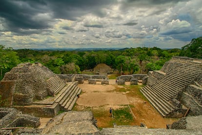 Ruinas del templo maya en el yacimiento de Caracol, en Belice.