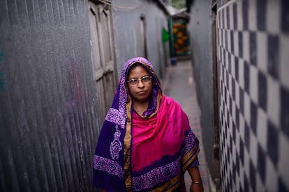 Monowara Begum hace la ronda por los callejones de Kandapara, Tangail.