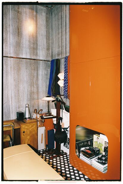 El vestidor de Gonzalo Machado, con un mueble de laca de Casa Muñoz y zapatero de Rena Dumas. La moqueta es diseño de David Hicks.
