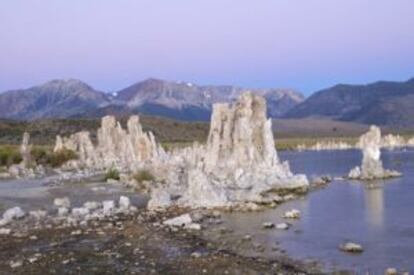 El lago Mono (California), donde se aislaron las bacterias de los experimentos del arsénico.