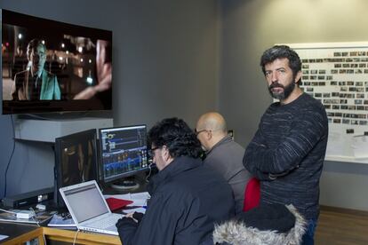 El director de cine Alberto Rodríguez en su actual lugar de trabajo, una oficina en el Teatro Quintero de Sevilla, donde realiza el montaje de su última película.