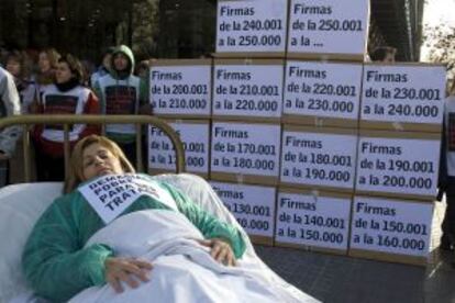 Protesta contra la política de algunas farmacéuticas en países pobres.