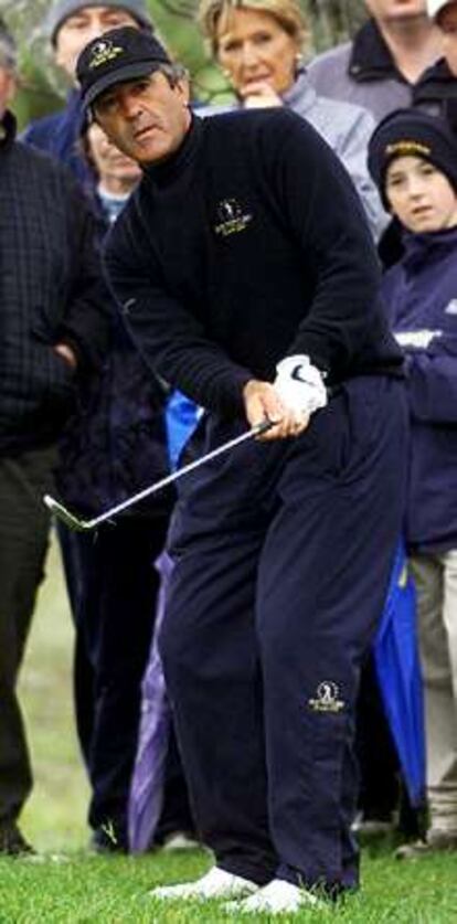 Severiano Ballesteros sigue la bola tras dar un <b></b><i>chip.</i>