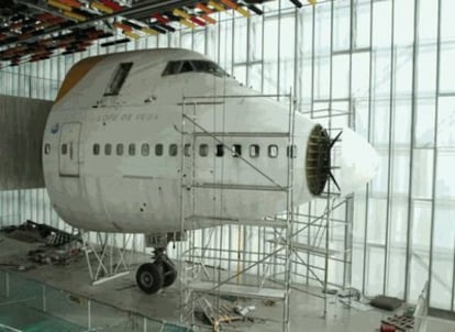 Montaje del avión Boeing 747 Jumbo en la nueva sede del Museo Nacional de Ciencia y Tecnología, en La Coruña