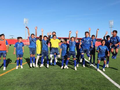 Un grupo de niños de El Salvador, el jueves en un partido amistoso en los campos del Atlético en Alcalá de Henares. 