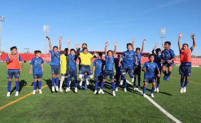 Un grupo de niños de El Salvador, el jueves en un partido amistoso en los campos del Atlético en Alcalá de Henares. 