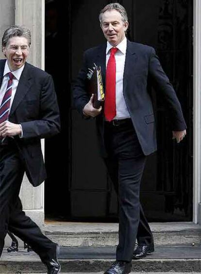Blair sale ayer del número 10 de Downing Street camino del Parlamento.