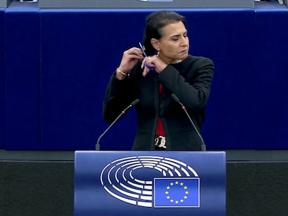 La eurodiputada sueco-iraquí Abir Al-Sahlani, que esta semana se cortó el pelo en solidaridad con las mujeres iraníes, es coautora de una resolución del Parlamento Europeo que insta a nuevas sanciones contra Irán.