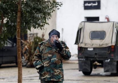 Un militar fuma a las puertas de un hospital militar en Homs.