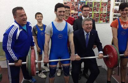 Thomas Bach, presidente del COI, visita en 2015 a un grupo de halterófilos en Kosovo.