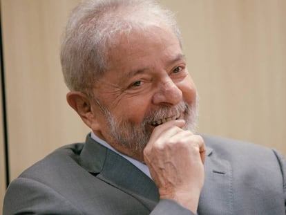 El expresidente brasileño Lula da Silva, en una sala de la cárcel de Curitiba en Brasil.