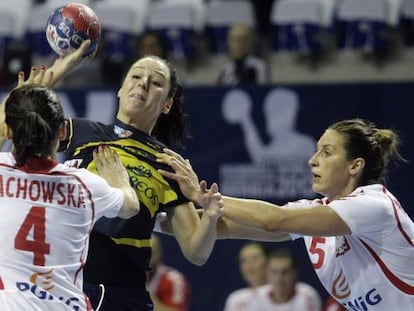 Macarena Aguilar trata de pasar el balón ante dos rivales.