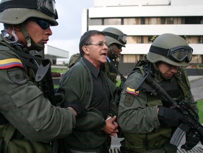 En una fotografía de diciembre de 2004, policías escoltan a Rodrigo Granda a una estación policial en Bogotá.