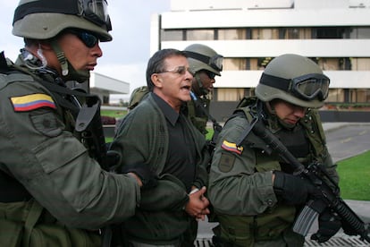 En una fotografía de diciembre de 2004, policías escoltan a Rodrigo Granda a una estación policial en Bogotá.