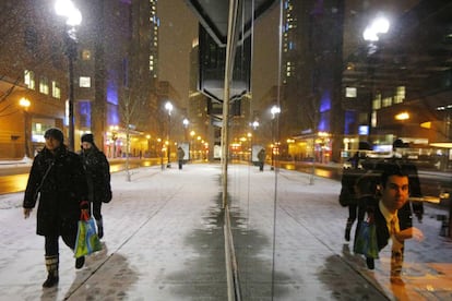 Calles con pocos transeuntes en Nueva York ante la amenaza de tormenta. “Ésta será muy probablemente una de las tormentas de nieve mayores en la ciudad de Nueva York”, advirtió anoche el alcalde Bill de Blasio.