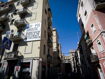 A sign in Barcelona protesting tourist apartments and telling tourists to stay in hotels.