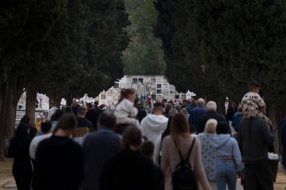 Decenas de personas este miércoles en el cementerio de San Fernando, en Sevilla. 