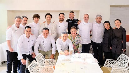 La élite culinaria catalana, que participó en una de las pruebas de la final de 'MasterChef 12 + 1', junto al trío de jueces del programa.