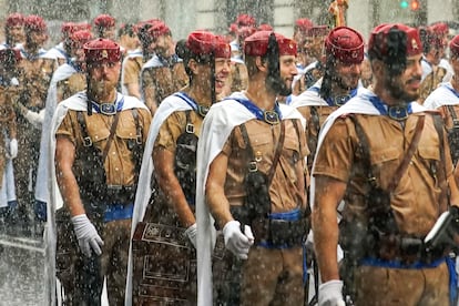 Efectivos de los Regulares de Ceuta se calan antes del desfile.