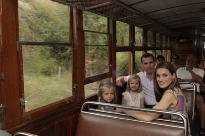 Fotografía facilitada por la Casa del Rey de los Príncipes de Asturias junto a sus hijas, las infantas Leonor y Sofía, durante una excursión familiar a Sóller a bordo del tren turístico que sale de Palma desde 1912 y que este año celebra su primer centenario