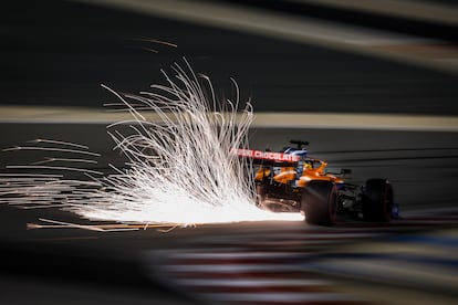 Carlos Sainz, en el circuito de Sakhir durante el Gran Premio de Bahrain.