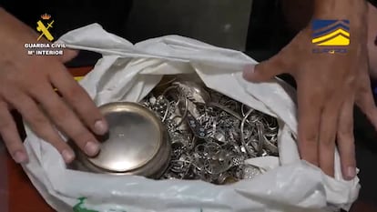 Joyas, cucharas y otros utensilios de plata intervenidos por la Guardia Civil.