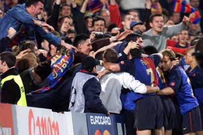 Los jugadores del Barça celebran un gol con los aficionados durante el Barça-Chelsea de 2000 en el Camp Nou.
