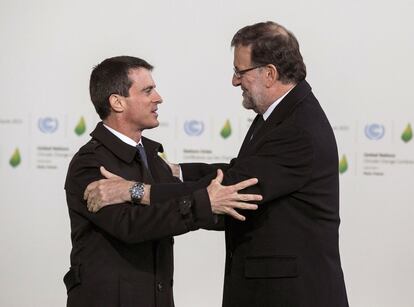 El jefe del Gobierno español, Mariano Rajoy, ha sido recibido por el primer ministro francés, Manuel Valls.