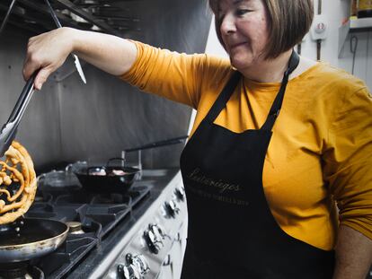 Carmen Martínez, del restaurante Leitariegos, en Asturias, prepara un 'frixuelo'.